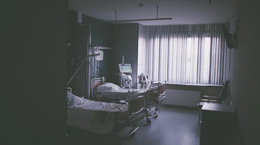 Hospital room with 2 beds in it